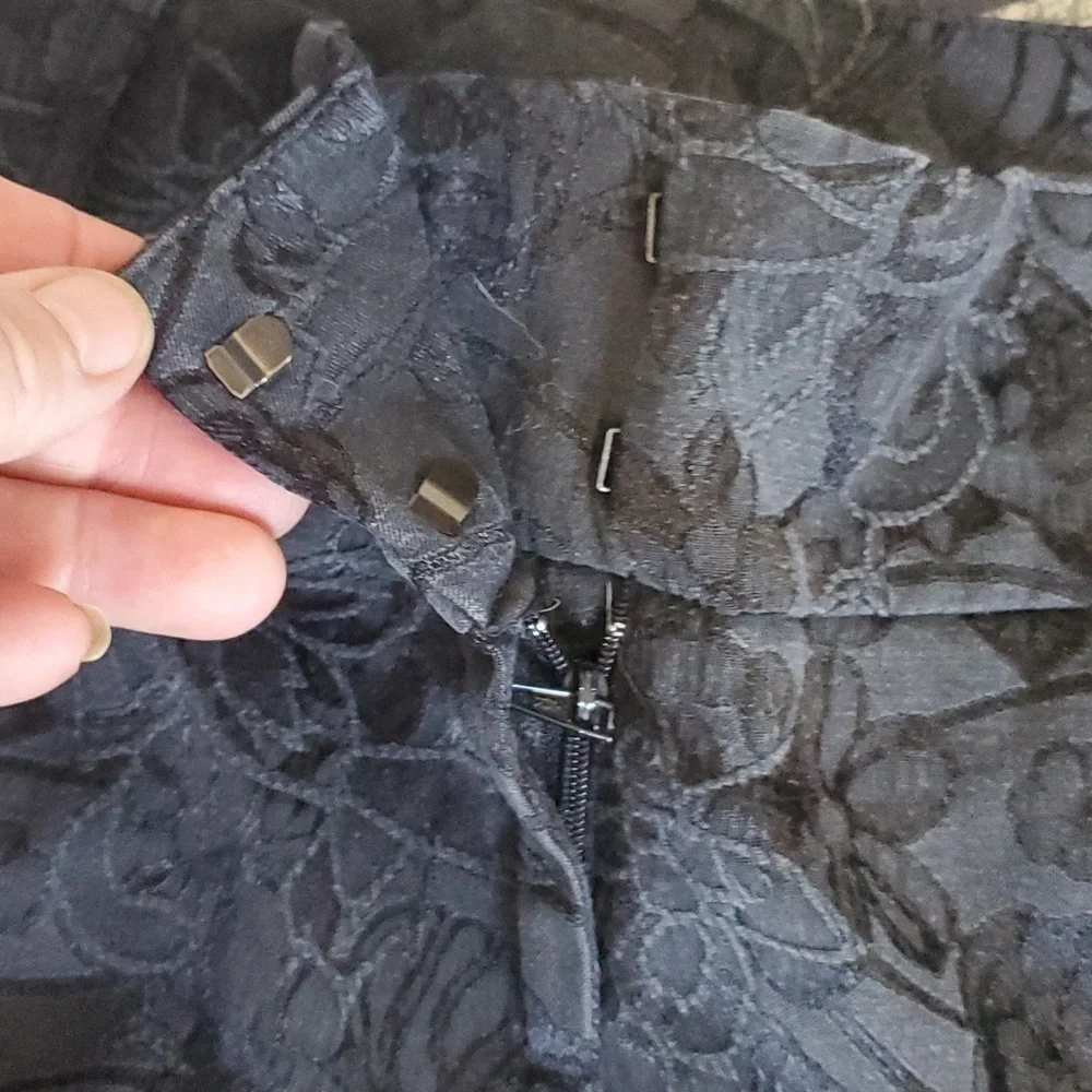 Smart set Black Embossed shorts size 16 - Picture 3 of 4
